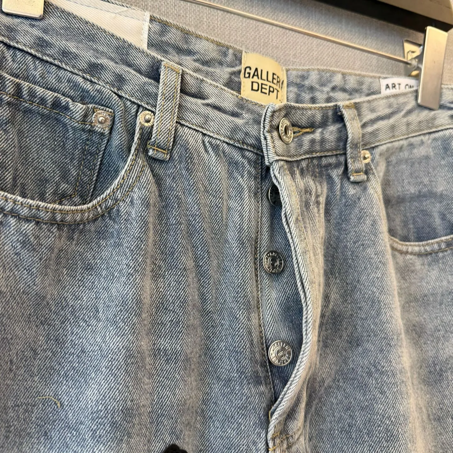 P290 model number: D324 GALLERY DEPT & Chrome hearts. Spliced cross loose washed flared jeans to truly restore the ultimate vintage texture. The original hardware accessories, washed and other elevators, QR code analysis are all purchased from the original factory, with high degree of restoration. You are welcome to compare the products~ Three-dimensional version, loose and comfortable, not picky about the figure, taller and slimmer, factory Seiko, original quality control, same style for men and women, can be matched with couples, versatile recommendation, must-have jeans for all seasons Trendy people have been disappointed. From the quality selection of fabrics, the tailoring of details, and the matching of patterns, everything is impeccable! The upper body is so handsome when worn...it can be easily worn by men, women and children! The craftsmanship is made of heavy-duty washed pure cotton denim fabric. After washing, it is soft and thick. It is very stylish when worn. Size: 28, 30, 32, 34, 36 (S-XXL) Color: Stitching Size reference # 28 trouser length 100 waist 72 30 trouser length 102 waist 76 32 trouser length 104 waist 80 34 trouser length 106 waist 84 36 pants length 108 waist circumference 88